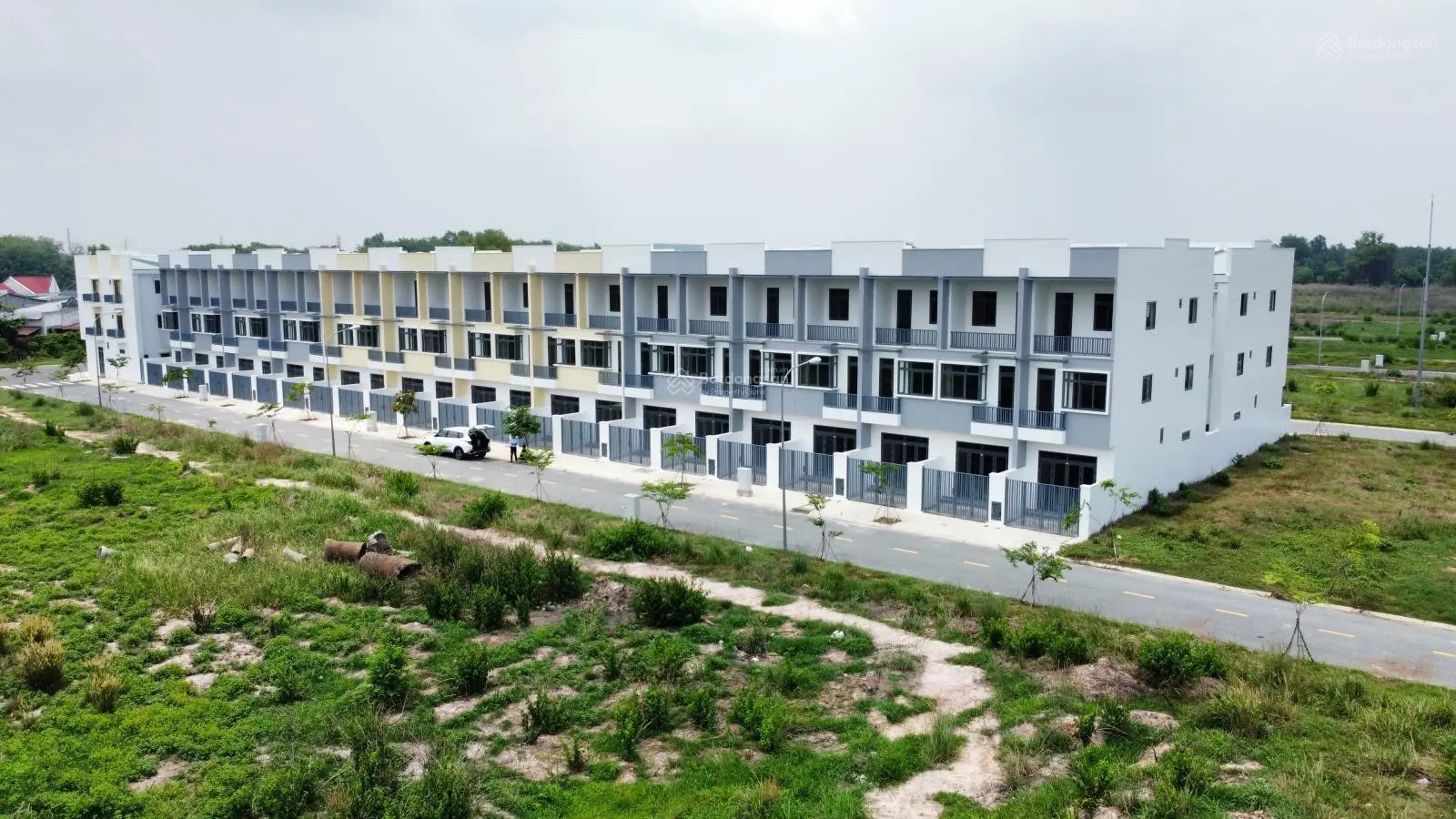Bán gấp nhà liền kề đất DT sử dụng 66m2 - Sổ hồng sẵn giá nét 1tỷ1 ngay Quốc lộ 22, KCN Phước Đông