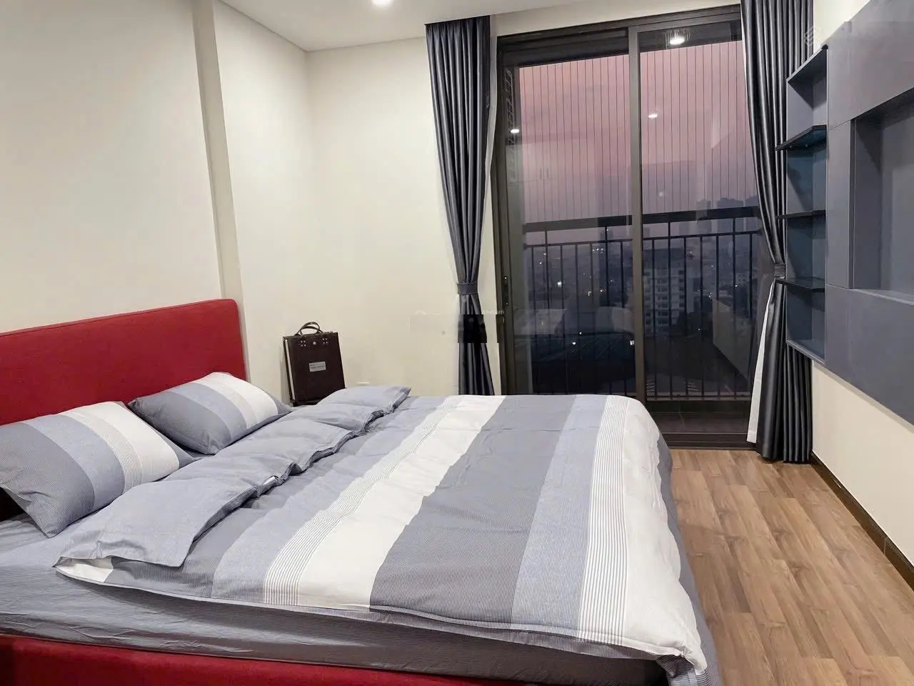 (hot)bán căn 2pn/77m toà mipecxuân thuỷ sẵn đồ cực đẹp và sẵn sổ,có sẵn slot oto luôn lh 0888 989 ***