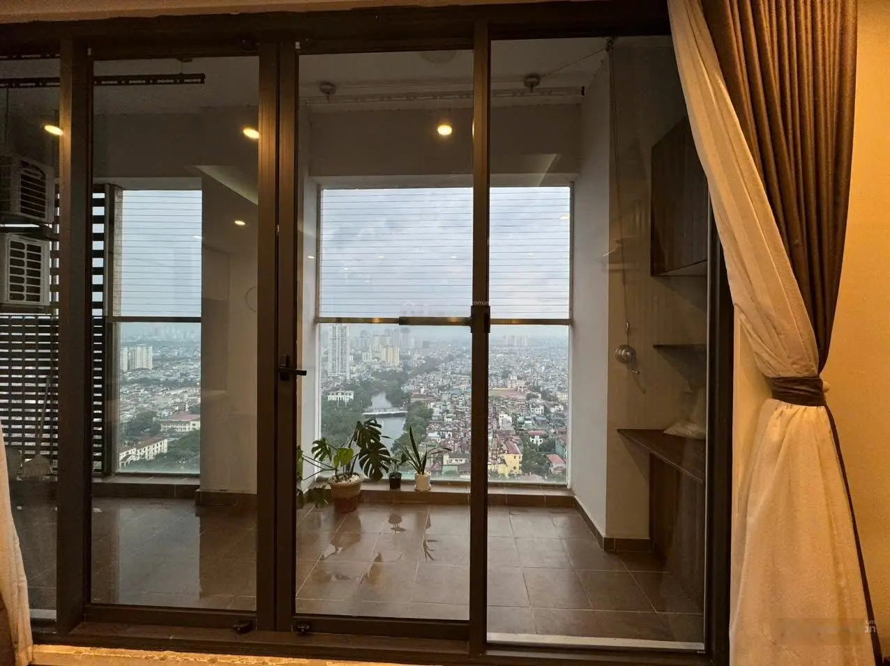 Cần bán gấp căn hộ 2 phòng ngủ tầng trung, ban công hướng thoáng mát. Nhấc máy gọi em : 0343 191 ***