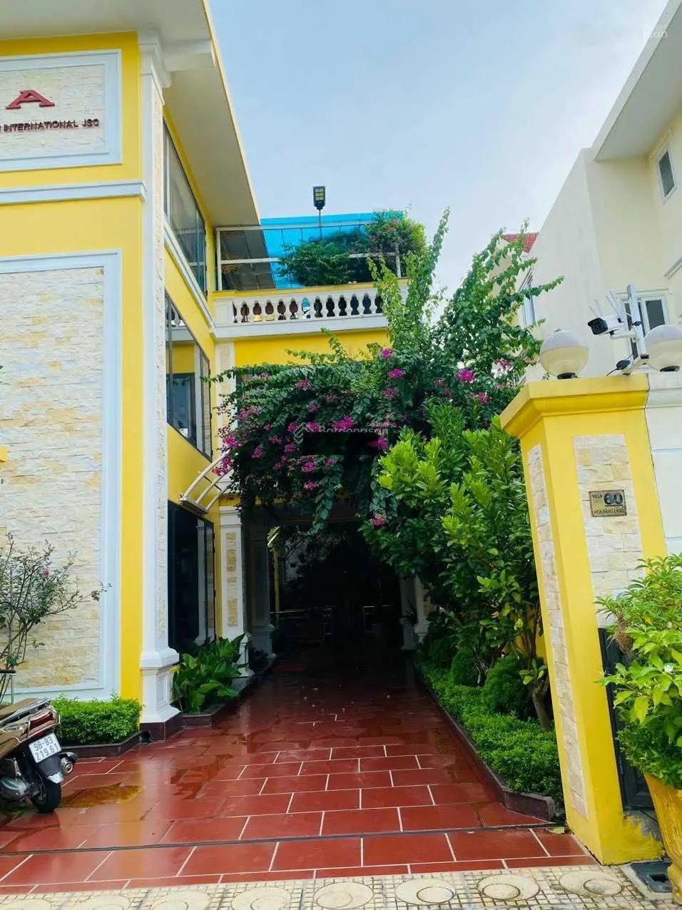 Cần bán nhanh 326m2 nhà hoàn thiện đẹp có tầng hầm đồ gỗ nội thất đẳng cấp được xây dựng cẩn thận