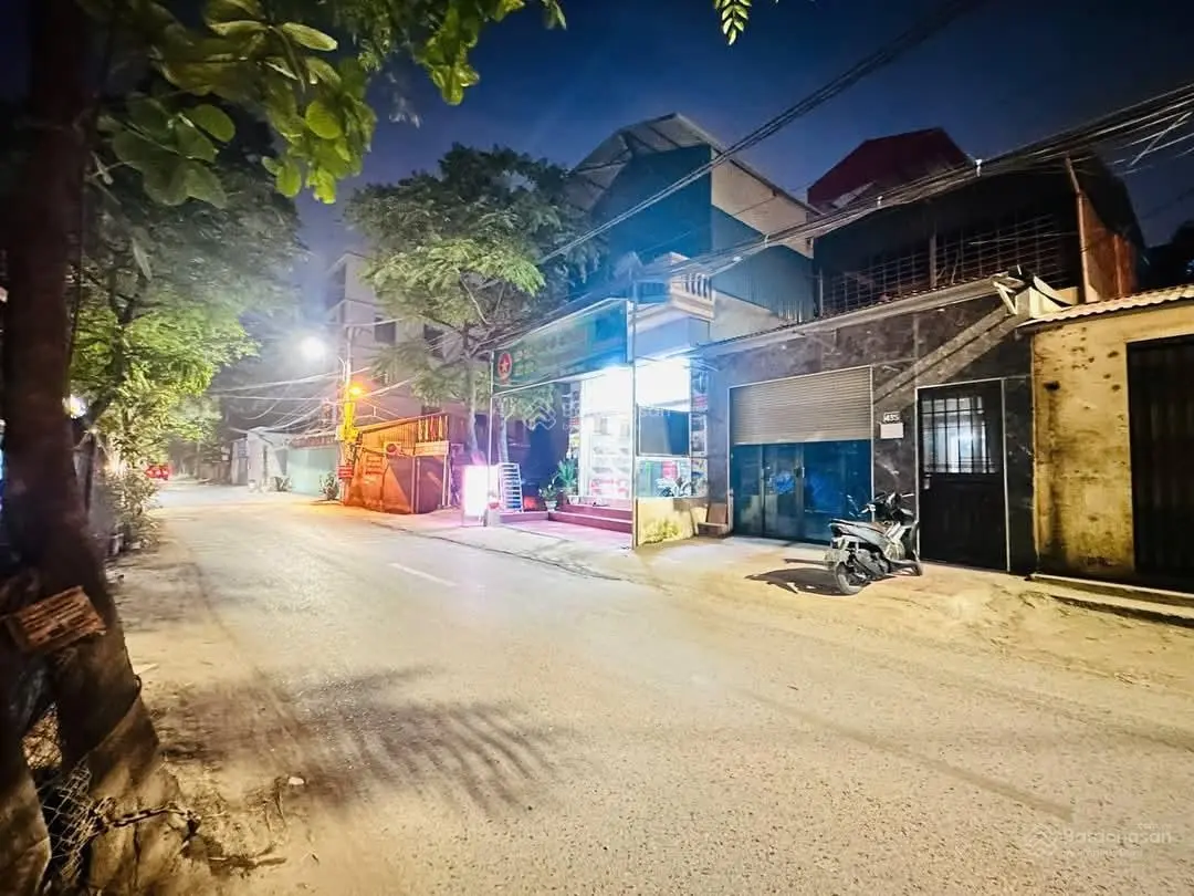 Bán nhà mặt phố đức thắng. 100 m2, 3 tầng, vỉa hè, xe buýt tránh. kinh doanh, giá nhỉnh 18 tỷ