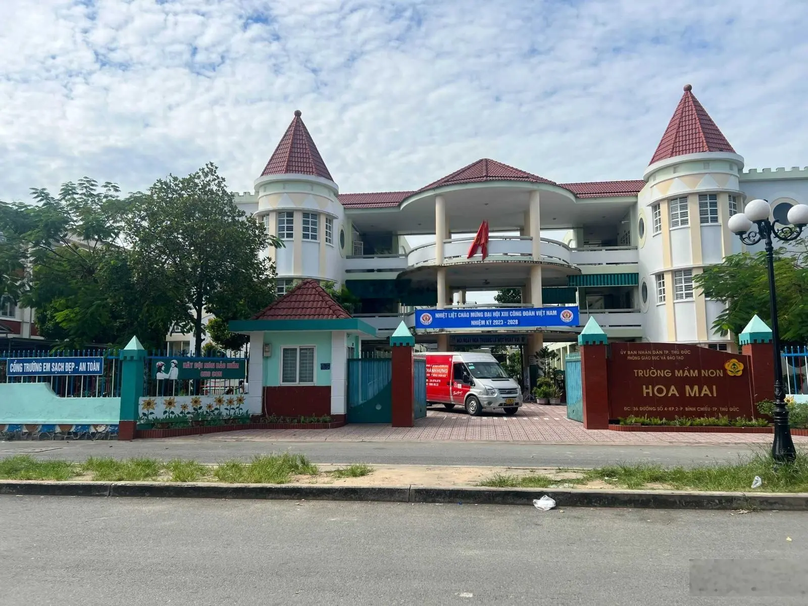 Cần bán 129m2 (6x21,5), full thổ cư, mặt tiền kinh doanh, thông QL13 và chợ đầu mối, sổ hồng riêng