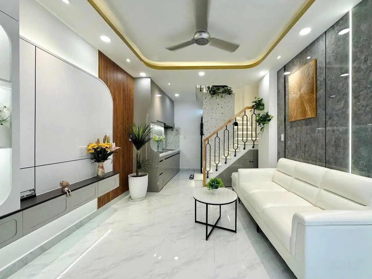 Nhà hxh Nguyễn Trọng Tuyển, 2,15 tỷ, 52 m2, 4PN, 4WC, đẹp, nhiều tiện ích. Shr sang tên ngay