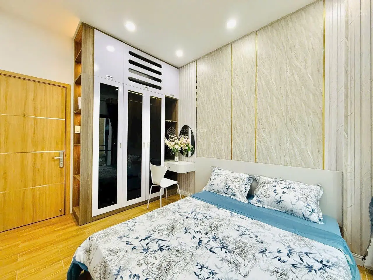 Cần bán gấp nhà ở Phan Xích Long, Phường 2, Phú Nhuận. Giá 2.35 tỷ. DT: 40m2, 2 tầng, 2 phòng ngủ.