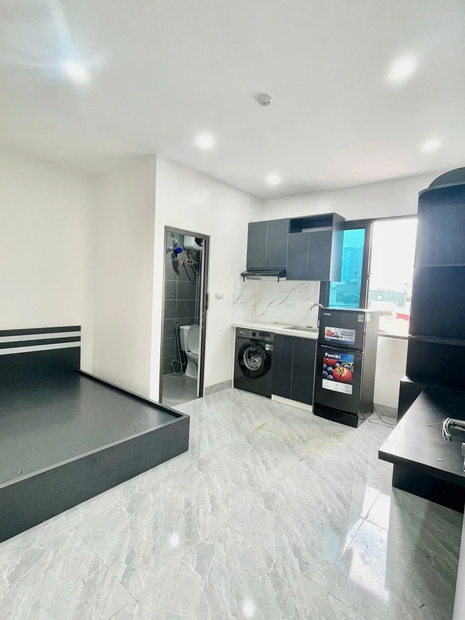 Siêu hiếm! Tòa CHDV Xuân Thủy, 147m2*8T, MT 6.5M, 29 PKK, đủ PCCC, ngõ ô tô, sát phố, thu 2 tỷ/năm