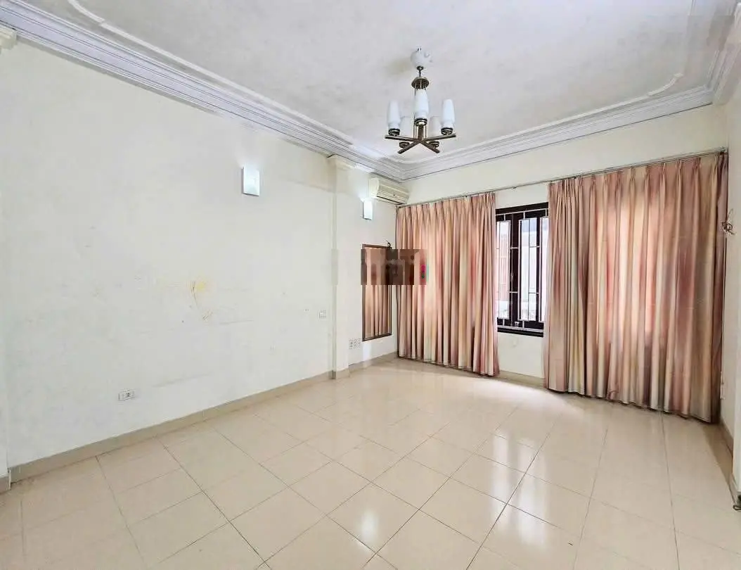 Bán nhà Nguyễn Chí Thanh. Phân lô, oto tránh, 7 chỗ vào nhà. Hai mặt ngõ trước sau. Dân trí cao
