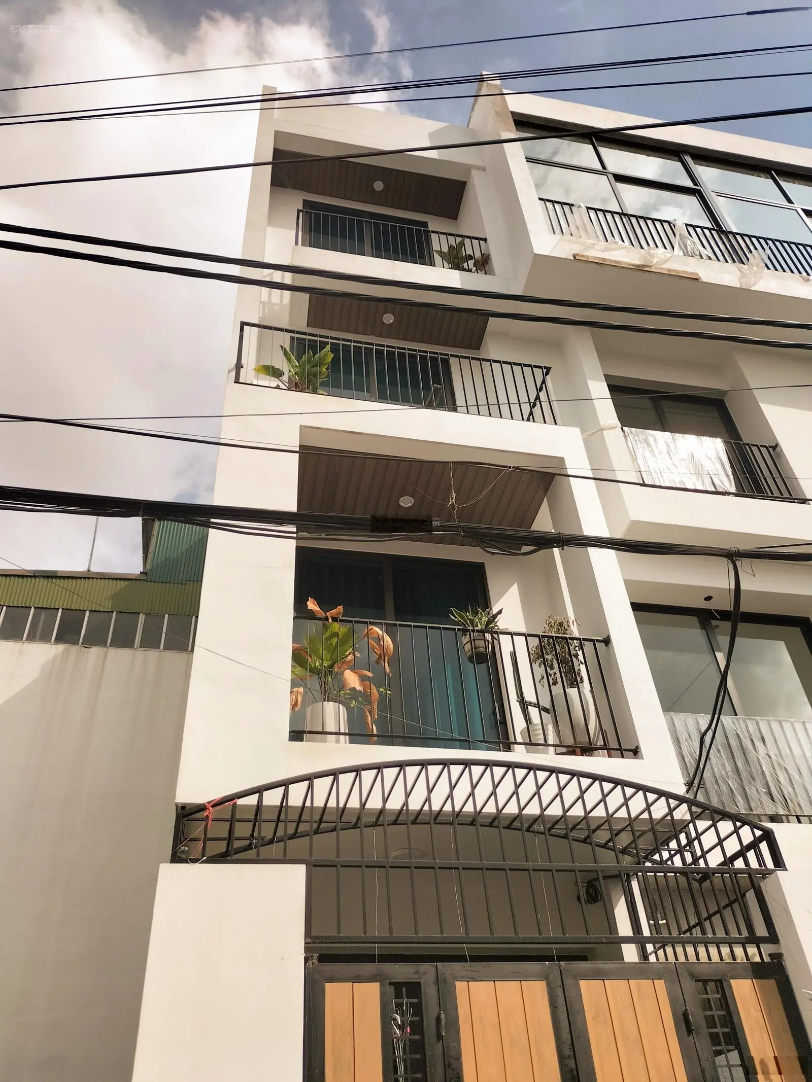 Bán nhà Phố Trạm, Long Biên full nội thất 45m2x5T giá nhỉnh 6tỷ(ô chờ thang máy)