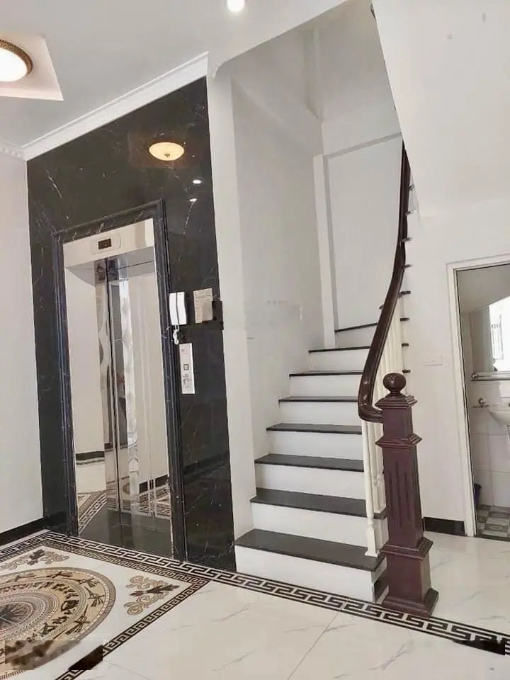 Chính chủ bán nhà đẹp phố ngô gia tự.long biên.5 tầng thang máy.full nội thất.đường thông ôtô tránh