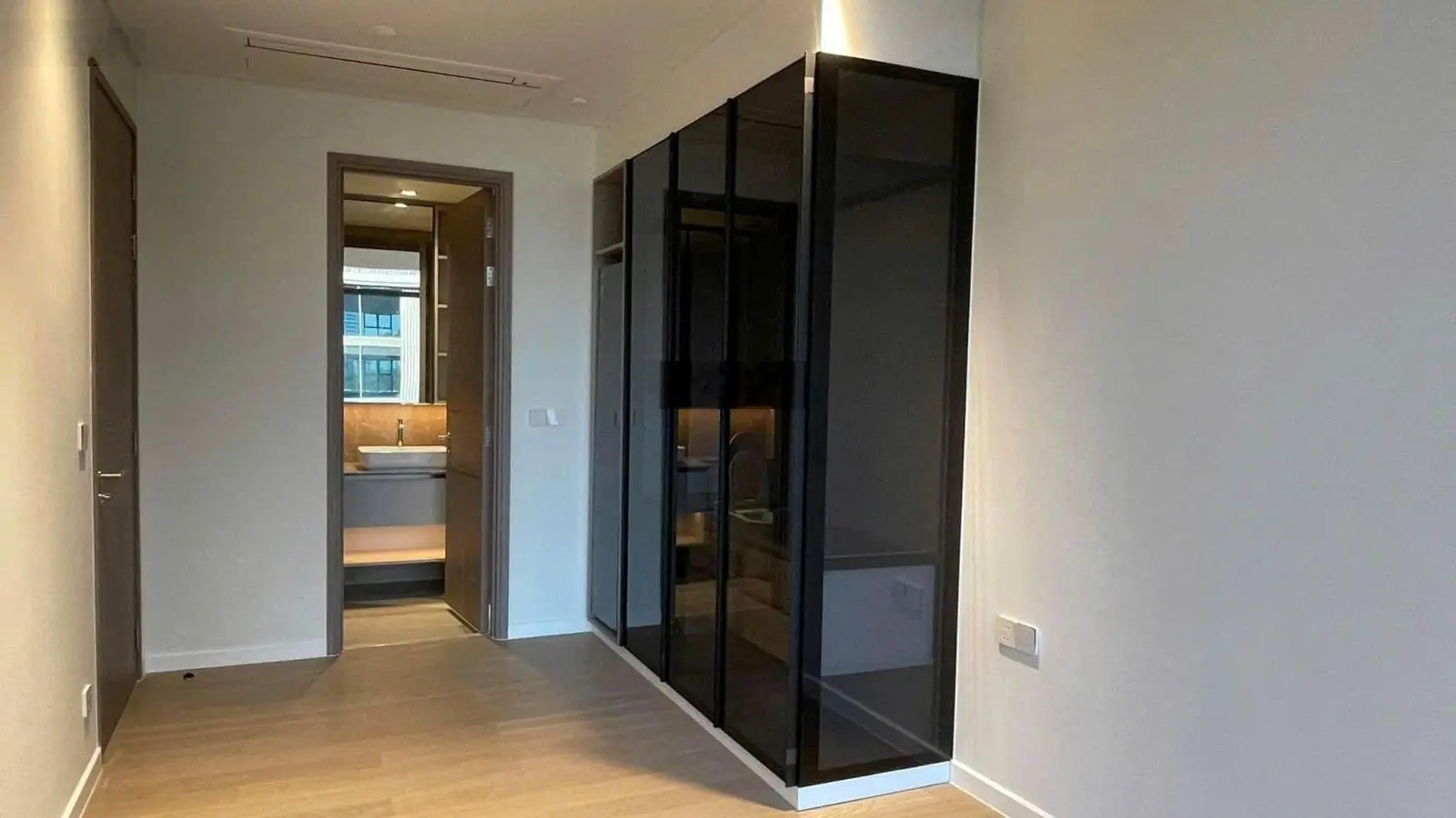 12tỷ5 Căn 2PN diện tích 81m2 sử dụng thang máy riêng siêu Vip. Liên hệ O938.823.236 Anna