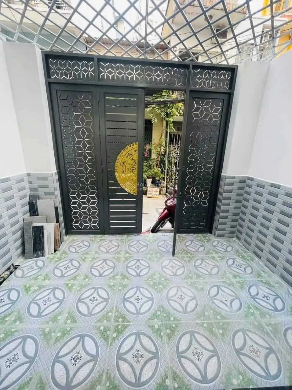 Nhà mới đẹp, 1trệt, 2 lầu, 2 Sân thượng, Ngang 4m x Dài 20m, đất đẹp, có nở hậu. Hoàn công 180,8m2