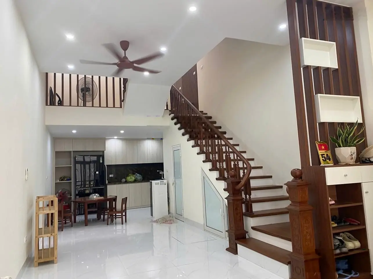 Quá ngon! Hơn 4 tỷ, Bán Nhà Đông Ngạc, Bắc Từ Liêm - 56m2 - 5m mặt tiền, 1 nhà ô tô tránh - Dân xây