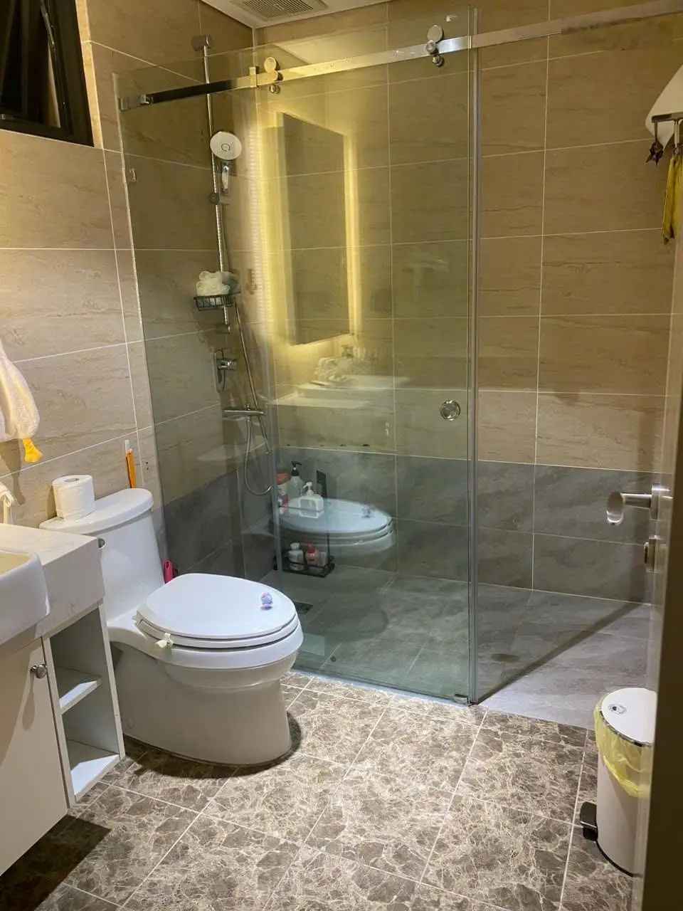 (Chỉ 8,3 tỷ). Bán 3PN 2WC full đồ tầng trung view thoáng sổ đỏ lâu dài chung cư Vinhomes D'Capitale