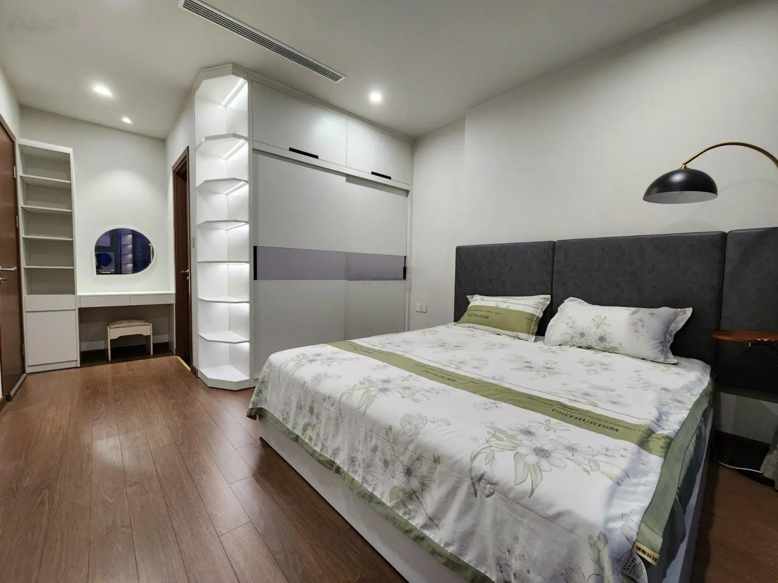 Chính chủ gửi bán căn hộ 4n3vs diện tích 161m tại A chung cư Thăng Long Number One. Lh:0349 200 ***