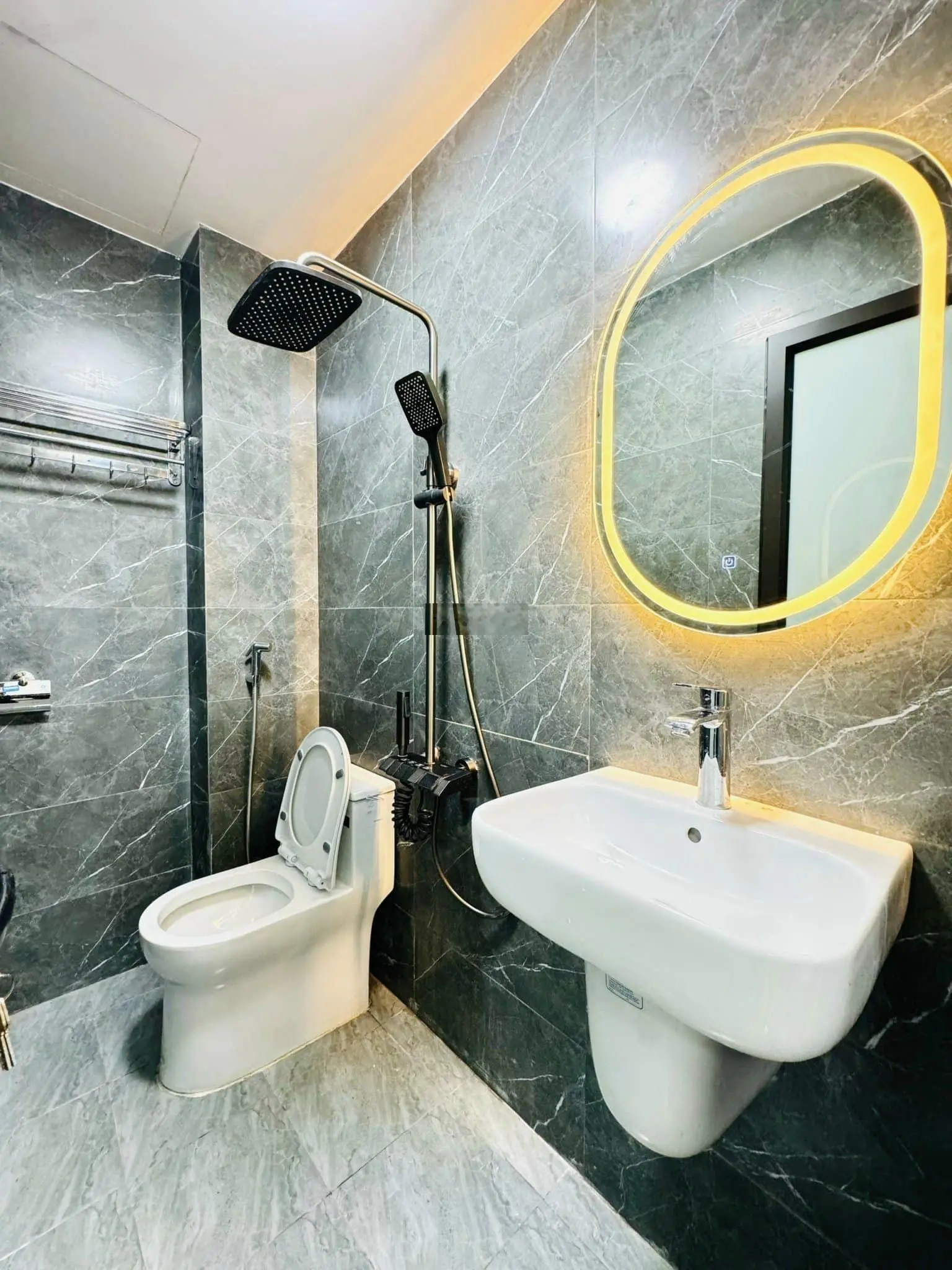 Cực hiếm - 5 tầng giá hơn 4 tỷ - Hoàng Hoa Thám - 32/35m - 5 tầng - 50m ra phố - 4.98 tỷ