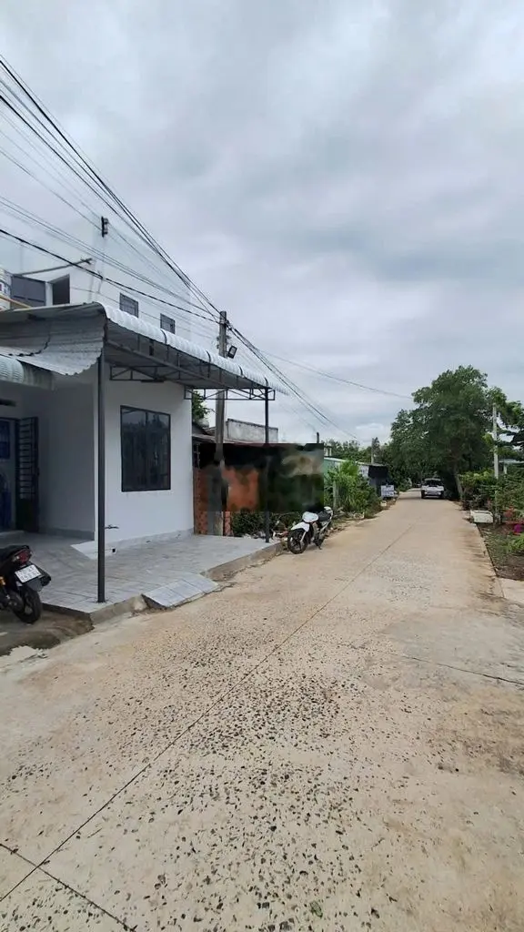 Nhà mới, 3pn, gác, cách chợ Bình Minh 2p đi xe, 5.3x9m