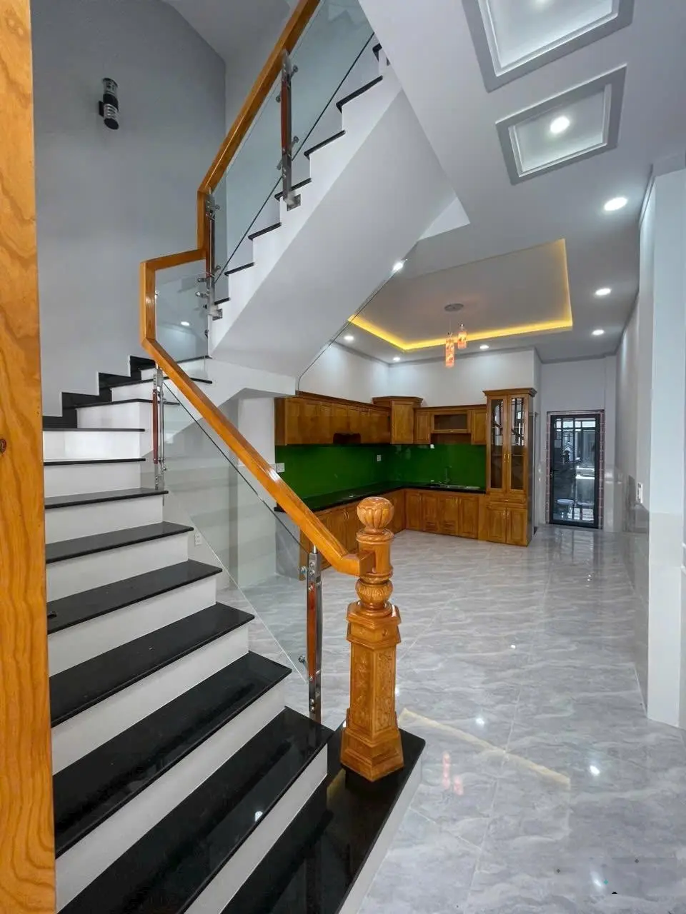 Nhà trệt - 2 lầu gần sân vận động Dĩ An. DT: 82.2m2. Đường nhựa 5m thông. 3 pn - 4 wc giá 4.5 tỷ TL