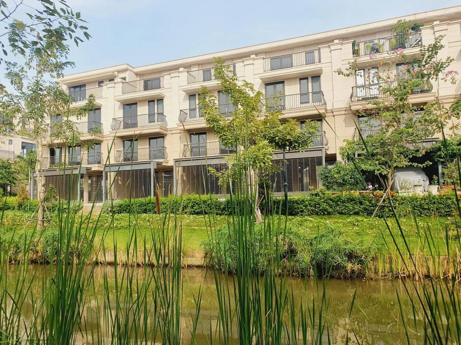 Shophouse tân cổ điển view kênh đào giá 6.9 tỷ