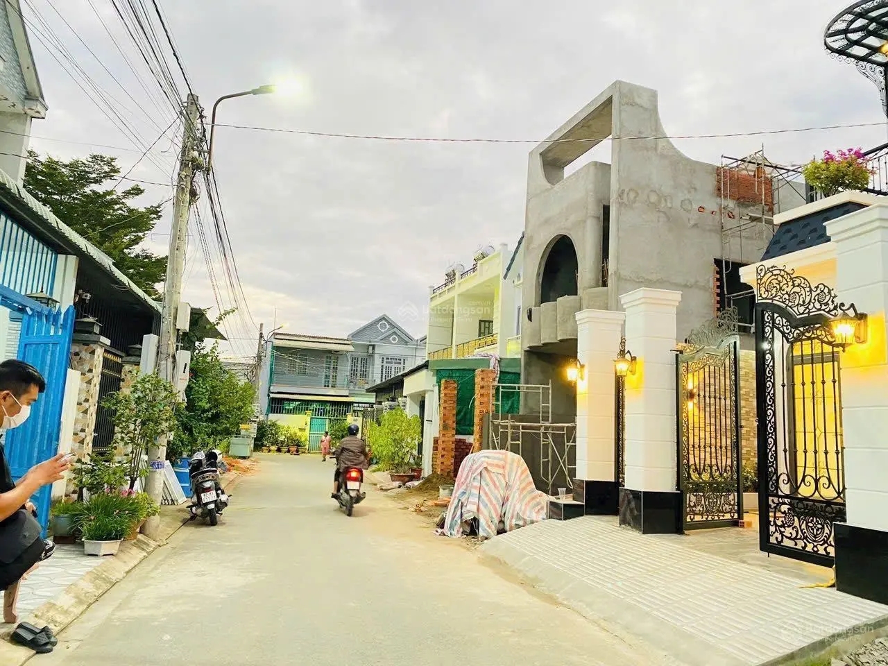 Tôi chính chủ bán nhà mới xây, sổ hồng riêng, sang tên ngay, cho trả góp