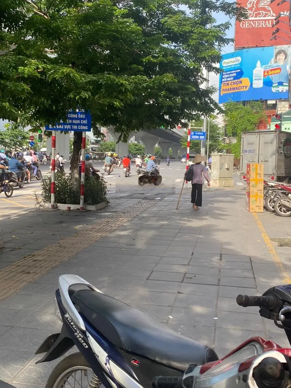 Bán Mặt phố Đại La, Hai Bà Trưng . DT 94m2 C4 mặt tiền 4m. giá: 35.5 tỷ. LH :0383 426 ***