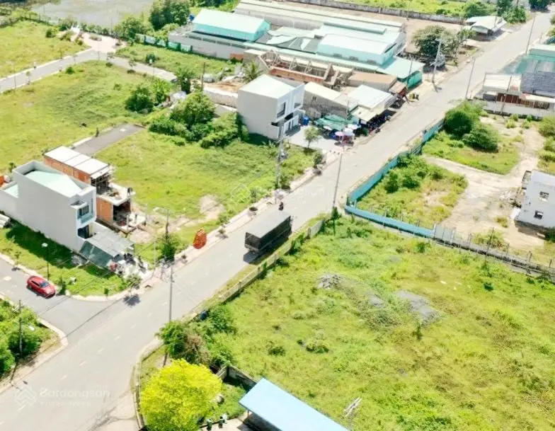 Đất đẹp gần chợ Bình Chánh, sổ hồng riêng, xây dựng tự do. Dt 95m2 ngang 5m dài 19.54m. Giá 2.8 Tỷ