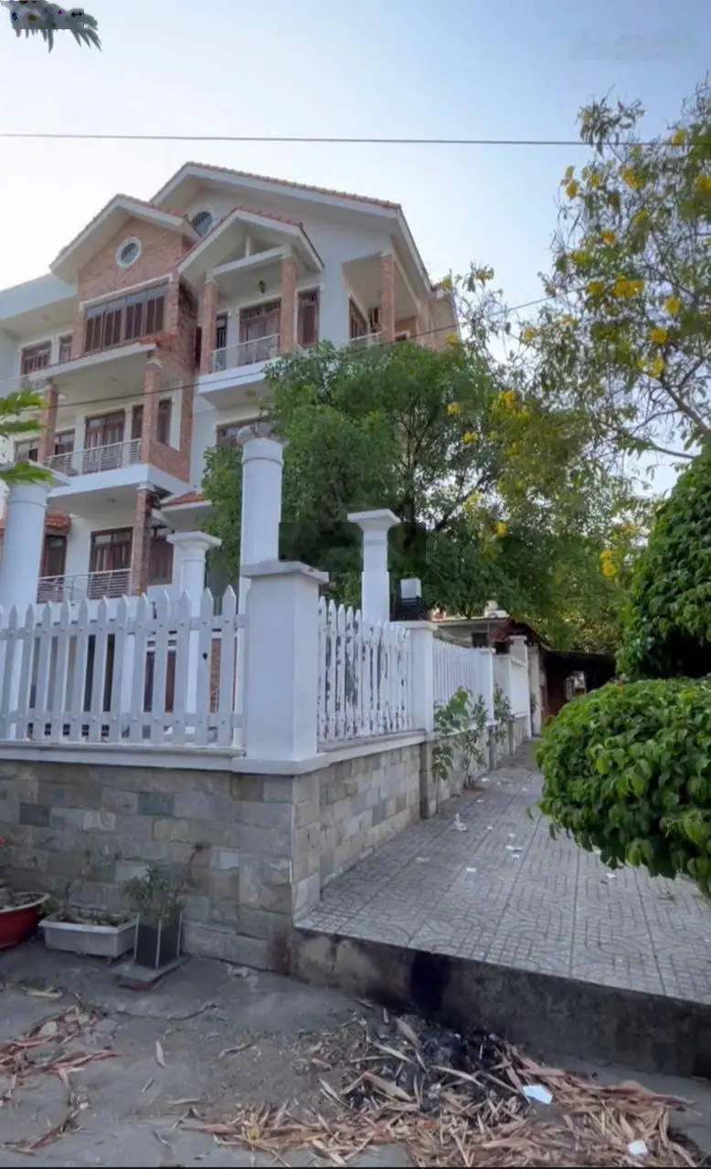 Bán hoặc cho thuê biệt thự 300m2 tại Hiệp Bình Chánh, Thủ Đức giá nhỉnh 30 tỷ, view sông SG