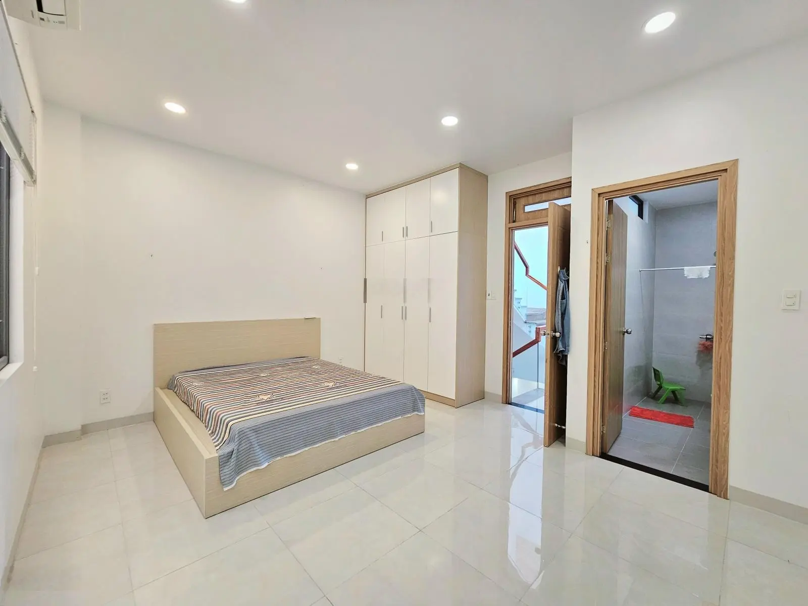 Nhà mới đẹp vào ở ngay, Hoàn công đầy đủ, Hẻm xe hơi gần Lê Văn Việt, 6.6 Tỷ