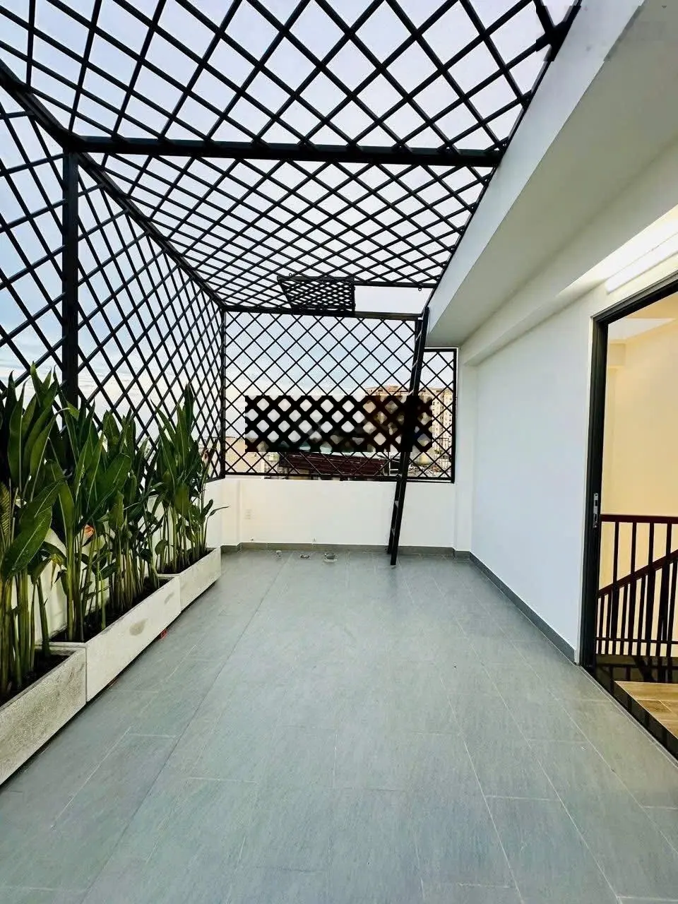 Nhà ngay ngã tư ga, sát bên chợ Cầu Đồng, DT:5,2X10M, Lửng, 3Lầu, 4PN, Gara ô tô, Sân thượng.