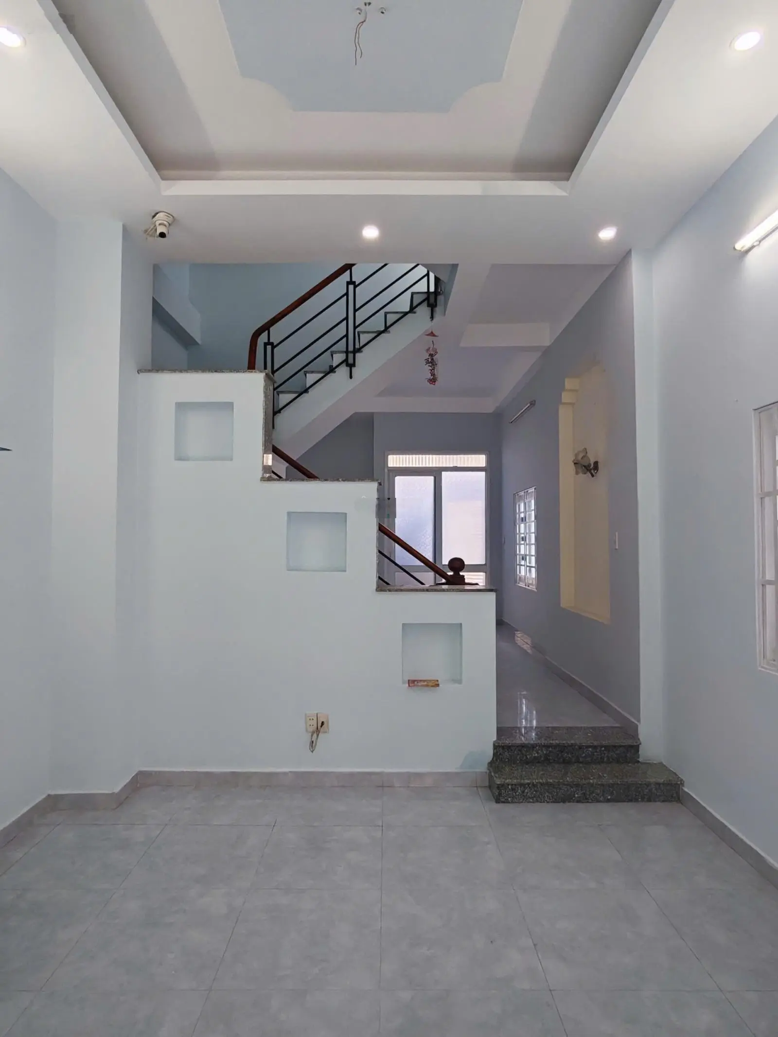 Cần bán gấp nhà 1 trệt 2 lầu, 2MT hẻm xe hơi đường Gò Cát, Phú Hữu, DT 58m2/4.25 tỷ TL