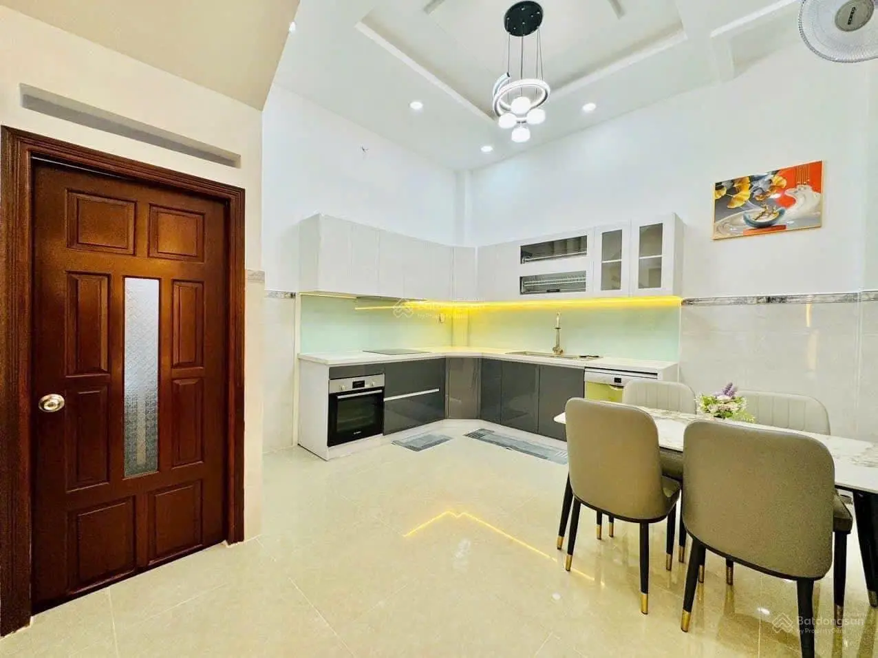 Bán nhà đẹp 61,1m2 đường Hai Bà Trưng, P8, Q3 giá bán 2tỷ900. Gần siêu thị, trường học, hẻm 6m