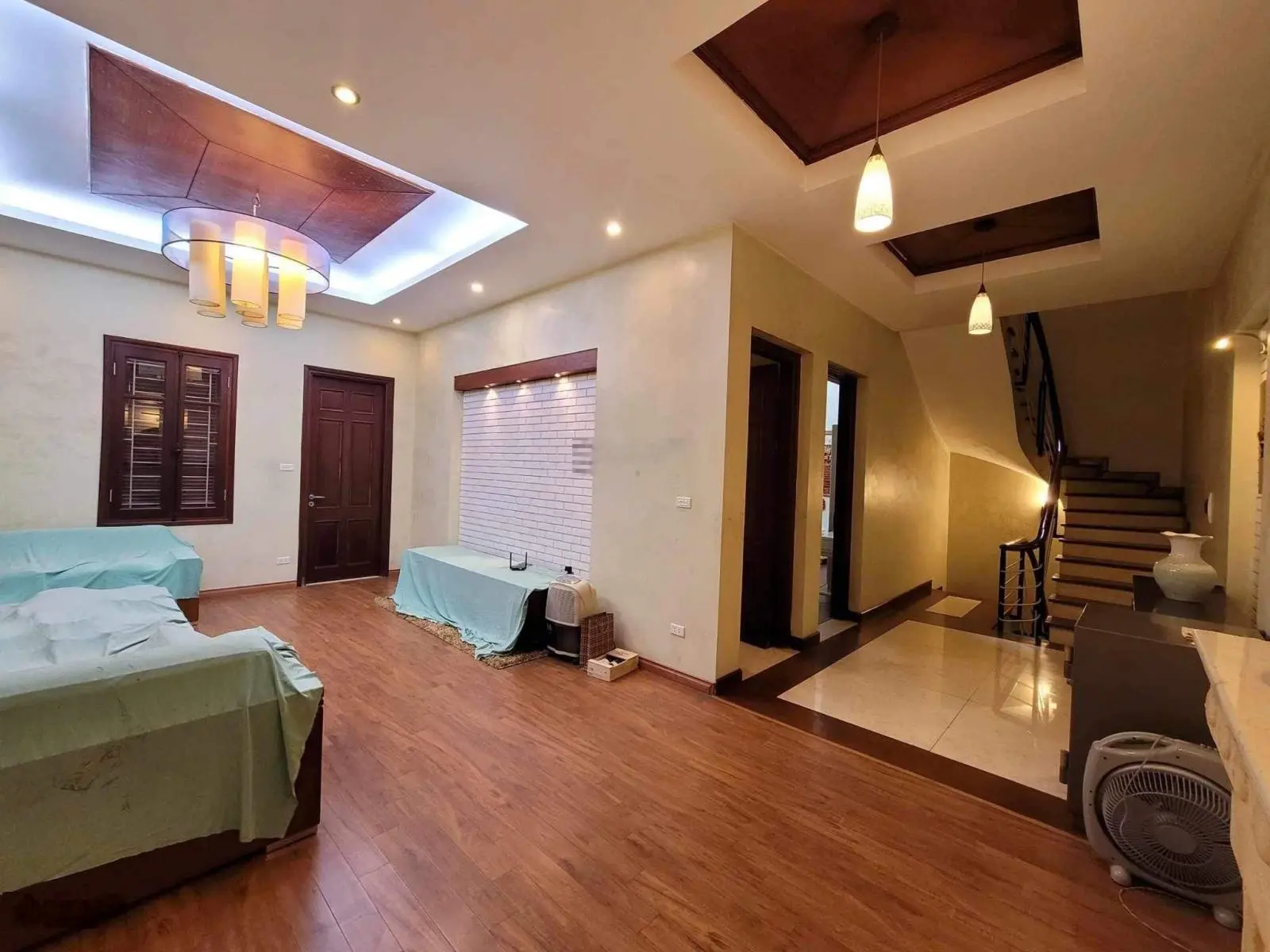 Bán nhà Hoàng Cầu đằng sau Quận Uỷ ĐĐ - căn góc 75m x 5tầng. Khu VIP - nhà vô cùng lộc. Chào 33,5tỷ