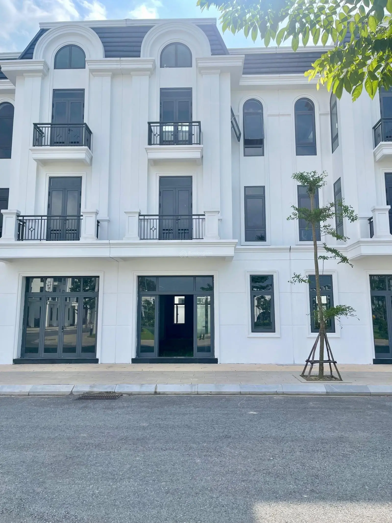 Cắt lỗ cực sâu căn Liền kề 96m2 view công viên, bể bơi tại Crown Villas Thái Nguyên/LH 0962 566 ***