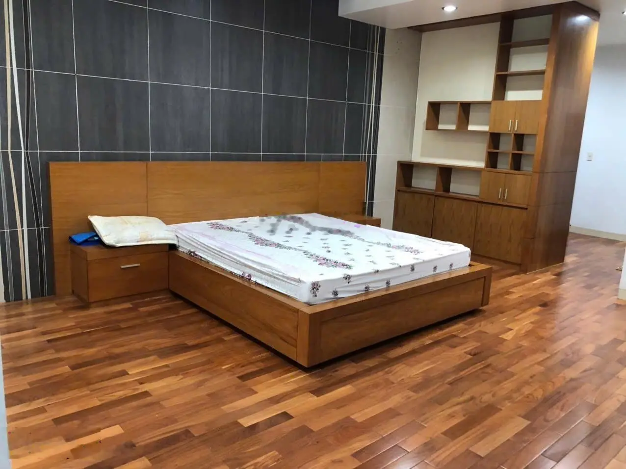 bán nhà mặt tiền Nguyễn Văn Quá, 6.22x31m, 5 tầng, có hầm, 18ty, Đông Hưng Thuận, Q12