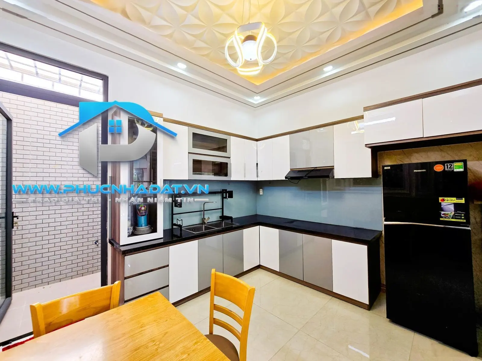 Bí quá Anh Lý xả hàng căn nhà phố hiện đại đường xe hơi Đào Tông Nguyên Nhà Bè - Giá 6.3 tỷ, 4x14m