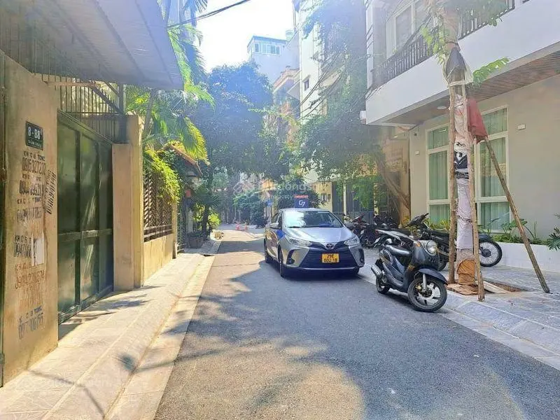Bán đất phố Trần Quốc Hoàn, Quận Cầu Giấy. Đất vuông đẹp, ô tô vào đất, DT 45m2, MT 6m, 13,7 tỷ
