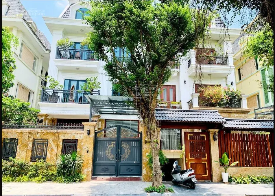 Cần tiền bán căn biệt thự Linh Đàm 245m2 x 4 tầng, giá 3x tỷ, SĐCC, đang cho thuê