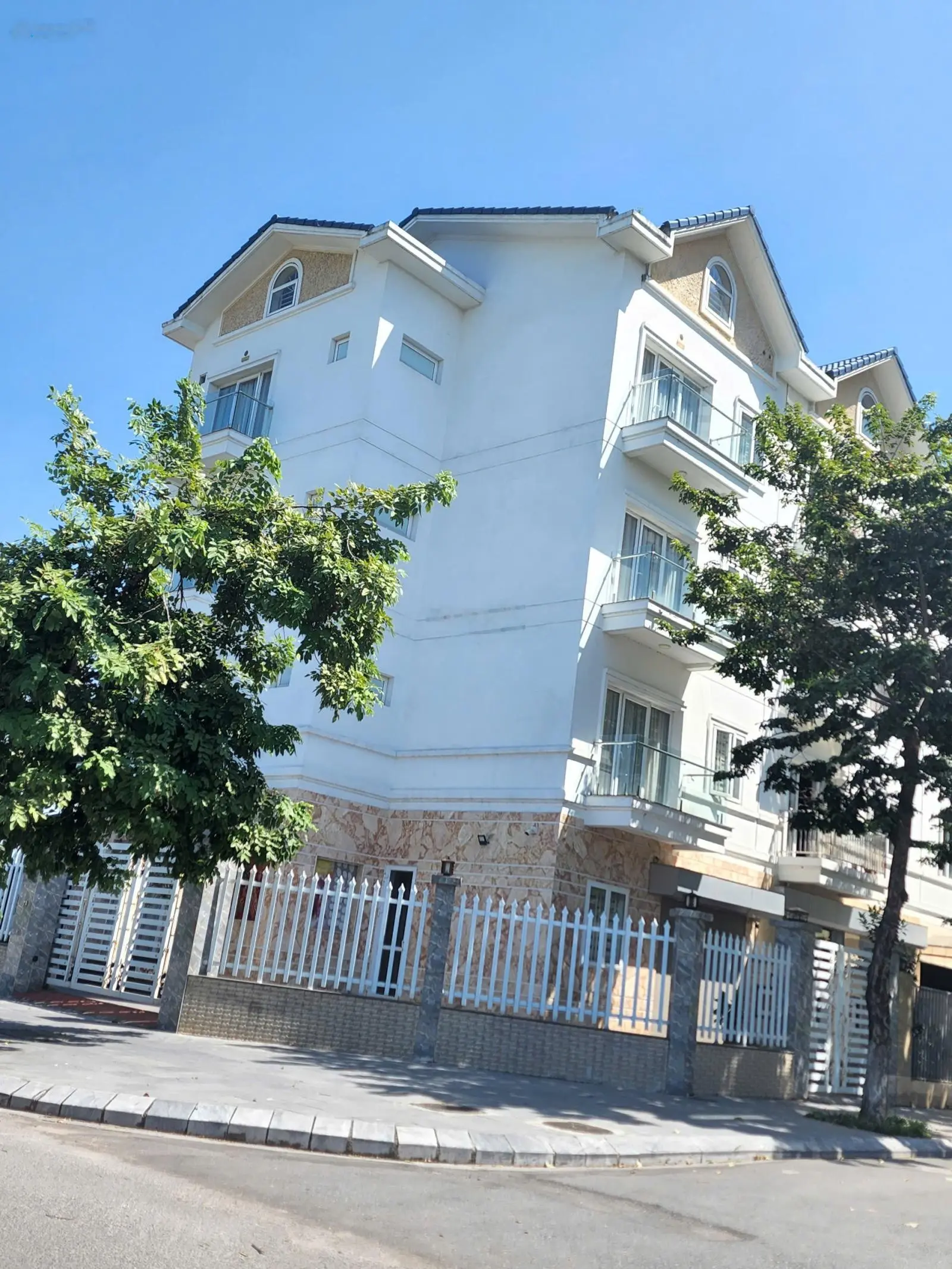 Cần bán ngay biệt thự song lập 135m đường 17m hướng đông nam giá tốt để chuyển đổi Vin Cổ Loa