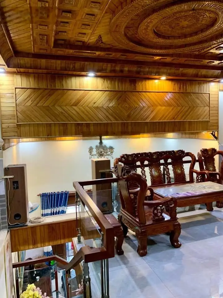 Chủ cần bán nhà MT Trần Quang Diệu, P Tân Bình, TP Dĩ An. Kinh doanh buôn bán sầm uất. Nội thất gỗ