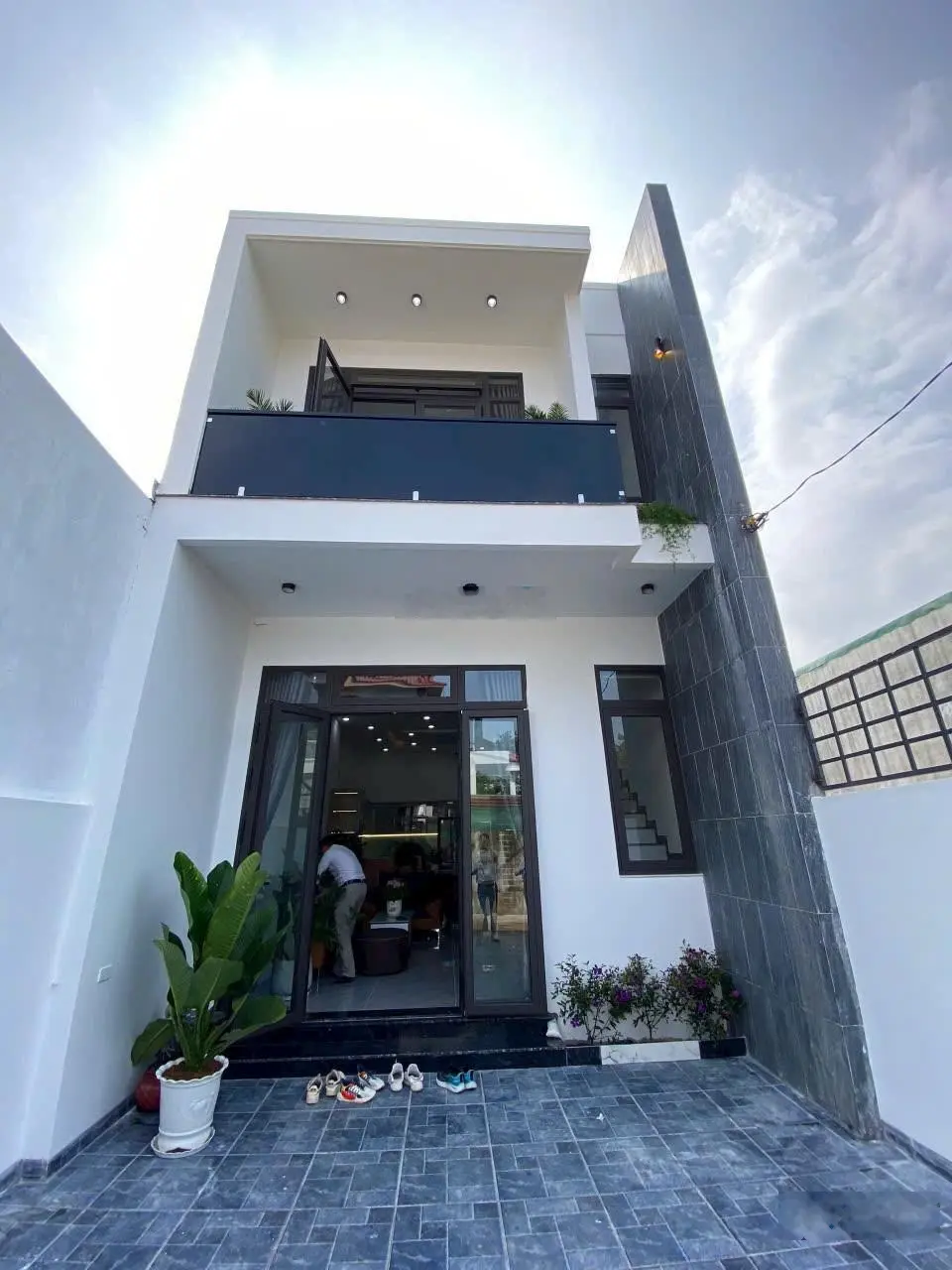 Nhà đẹp hẻm Ywang trung tâm TP Buôn Ma Thuột giá chỉ 2.7 tỷ, cách ĐH Tây Nguyên 1km. Full nội thất