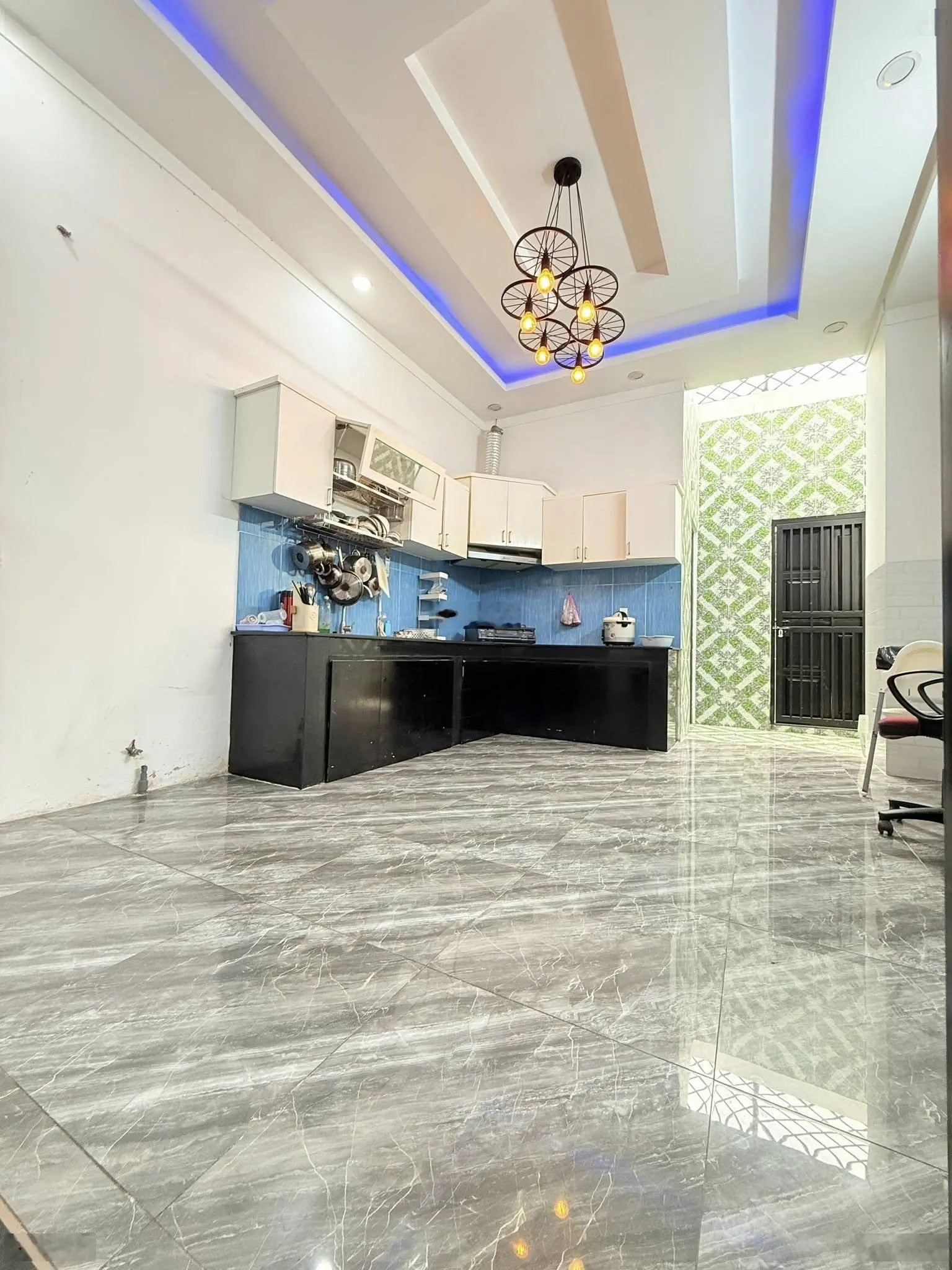 Bán nhà trệt lầu giá rẻ KDC gần ngã tư Chiêu Liêu, Dĩ An