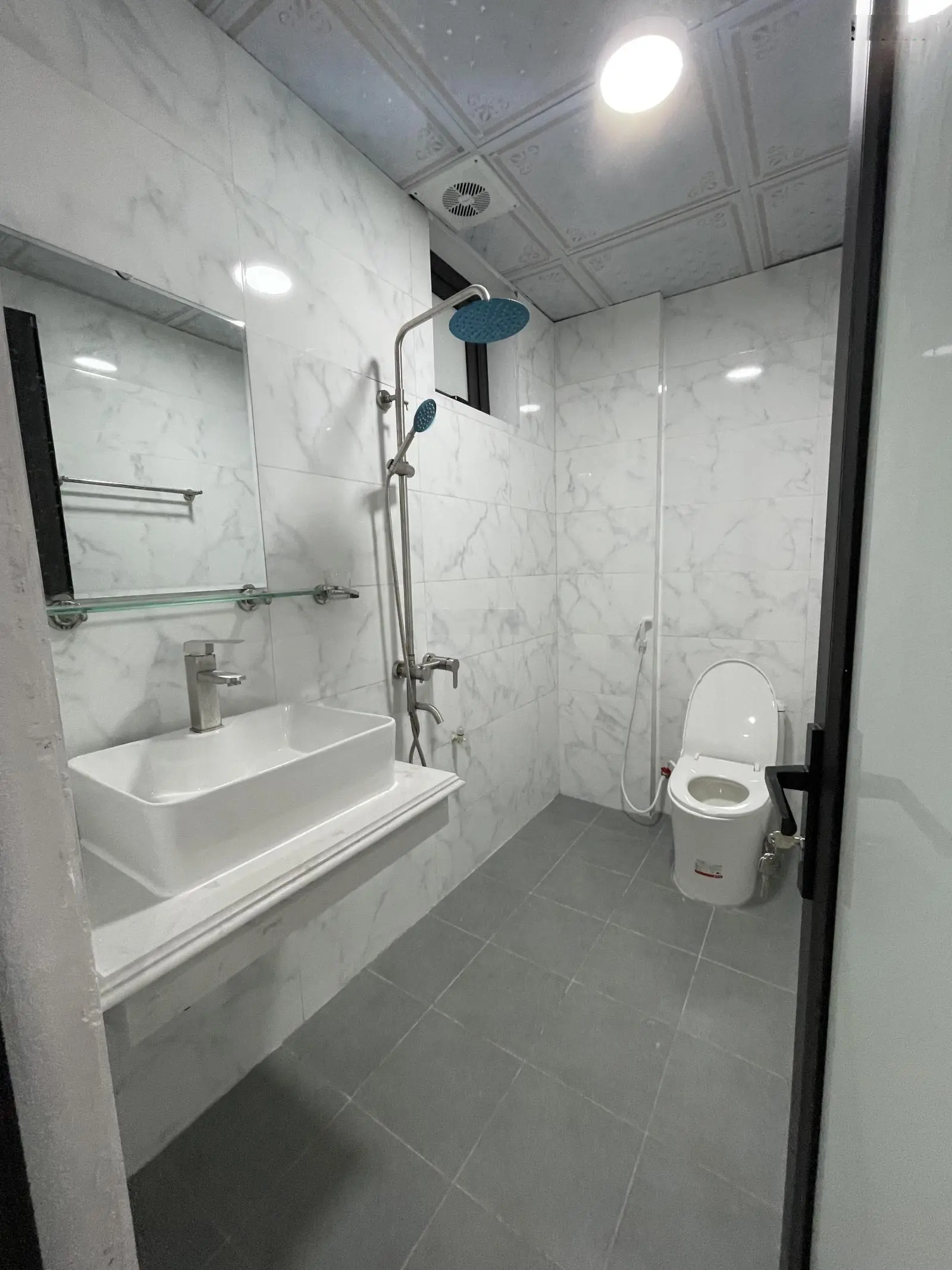 BÁN NHÀ RIÊNG 4,130 TỶ, xây mới 39M2, 5 PN, 4 vs ở và cho thuê tốt khu vực đông dân tiện ích