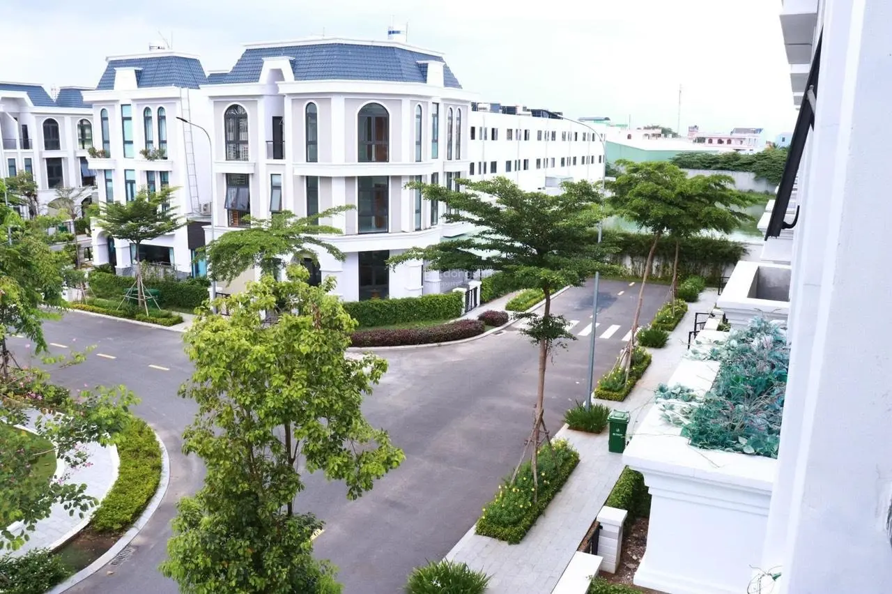 Bán nhà 1trệt 2lầu trung tâm bến lức 2tỷ970 sổ hồng trao tay diện tích 150m2