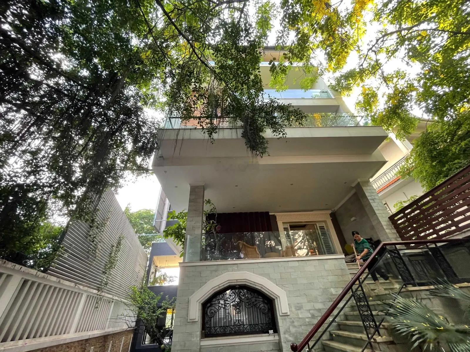 Bán cả căn nhà 6 tầng 420m2, thang máy, hầm để xe view tuyệt đẹp, 2 mặt phố và đi lại thuận tiện