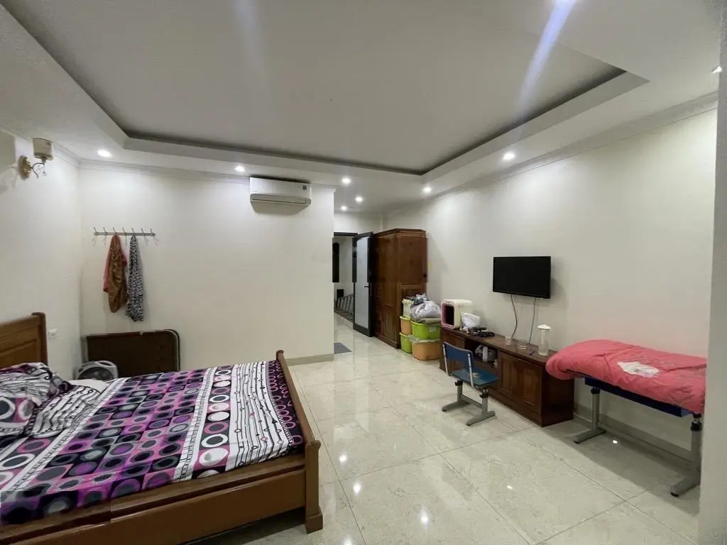 Chính chủ cần bán gấp nhà phố phạm khắc quảng DT90m2 , 5 tầng, MT5m gần hồ, ở sướng