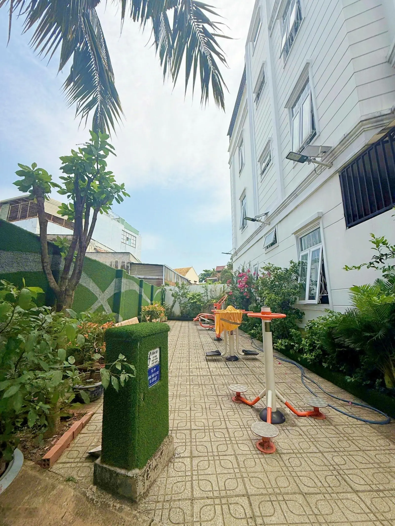 Bán gấp nhà 3 tầng khu đồng bộ có khu vui chơi ngay đường đặng văn bi, cách xa lộ hà nội 300m