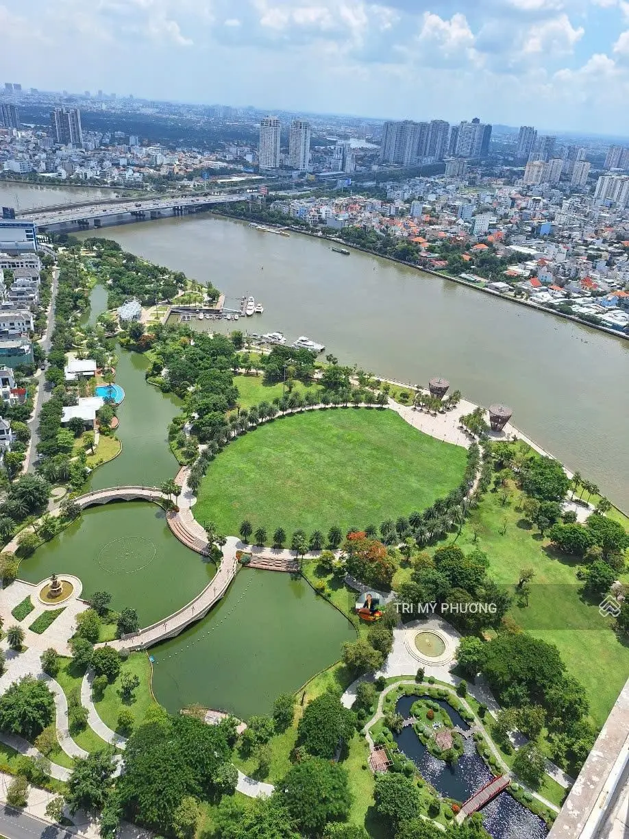 Độc quyền căn 3PN, giá mua bán siêu hời, 116m2, tầng cao, có nội thất, Vinhome Central Park.