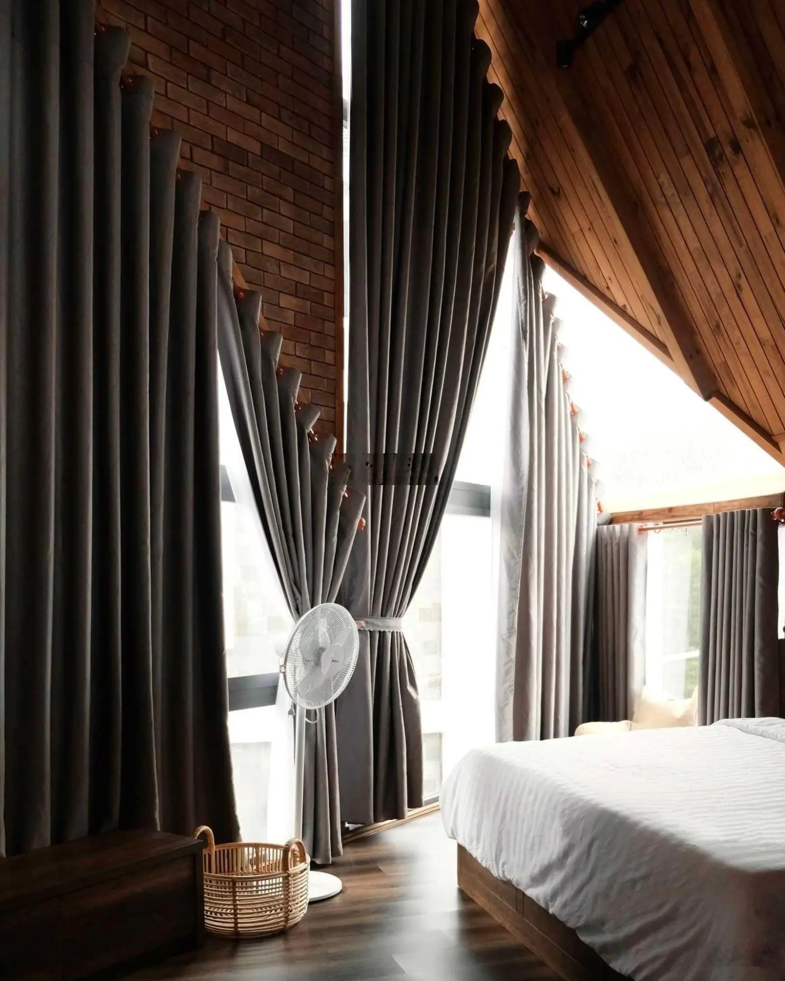 Villa view thung lũng rừng thông góc 2MT Hoàng Hoa Thám 227m2 ngang 16,5m hầm trệt 2 lầu