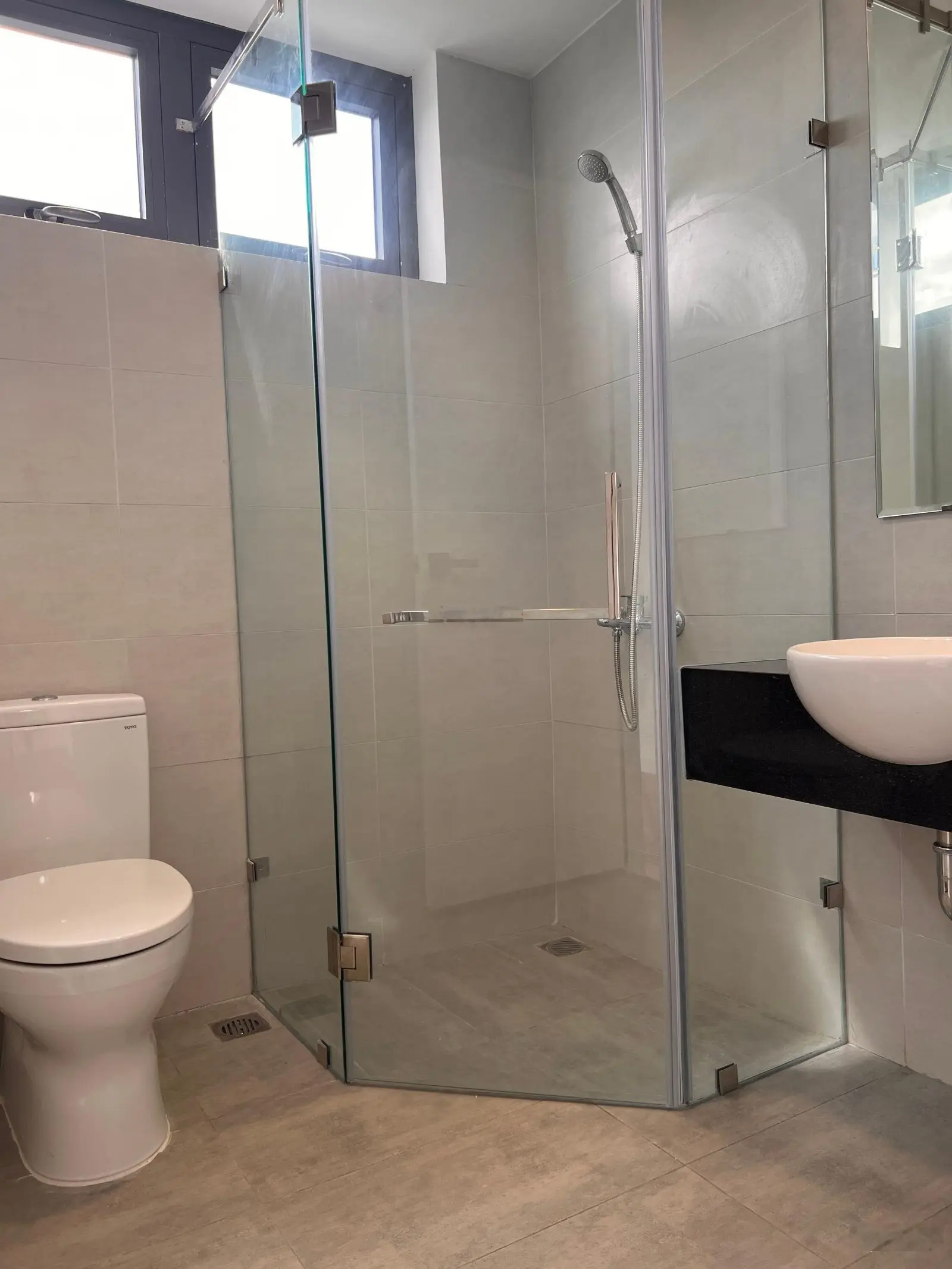 Cắt lỗ 100tr bán gấp căn 77m2 (2PN + 2WC) căn góc lầu cao thoáng. LH: 0977 324 *** Thọ xem nhà 24/24