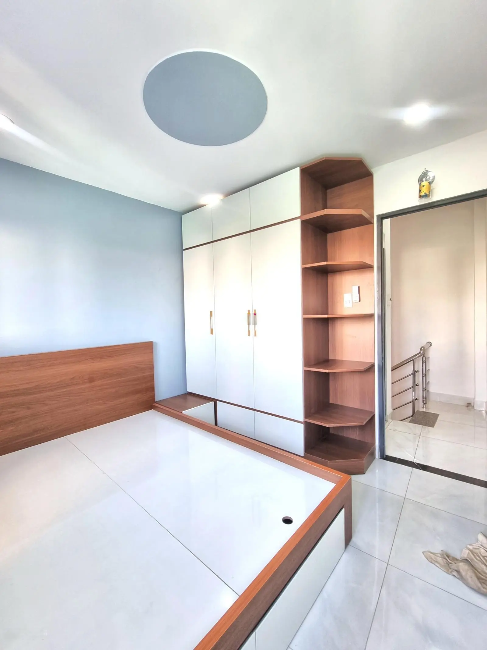 Nhà 2 lầu, mặt tiền hẻm vị trí mua bán kinh doanh đều được. Hẻm trước nhà 4m