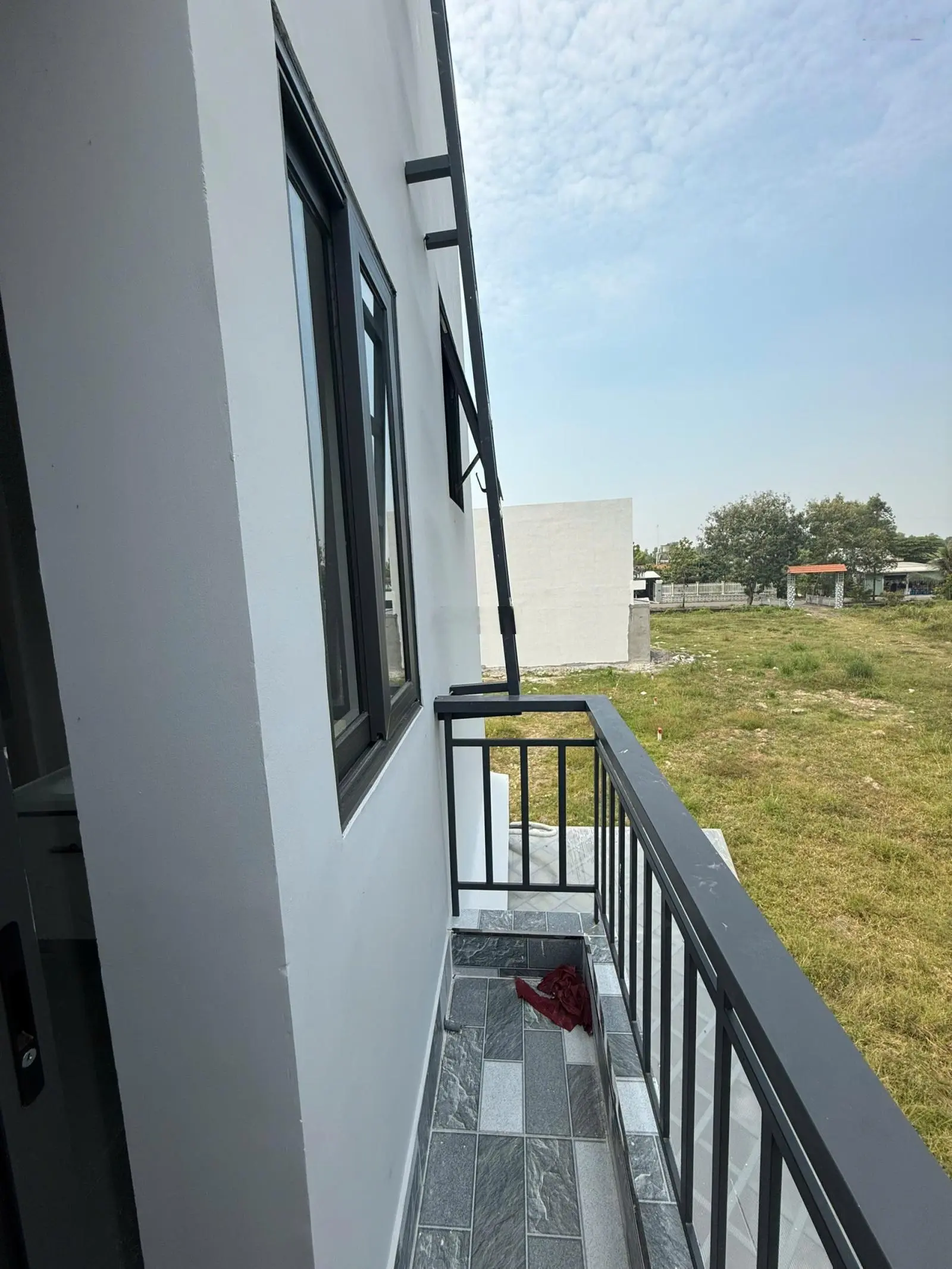 Bán căn nhà tuy ven thành phố nhưng ở khu dân cư đông đúc giá chỉ 2ty3