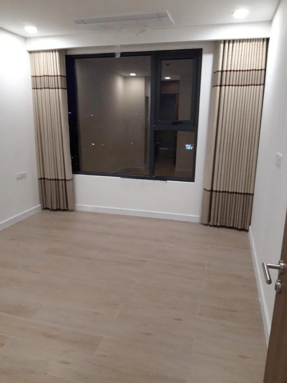 Bán căn hộ Kingdom 101, 2PN, 2WC, 72m2, nội thất, giá: 5 tỷ 3, LH 0908 435 ***